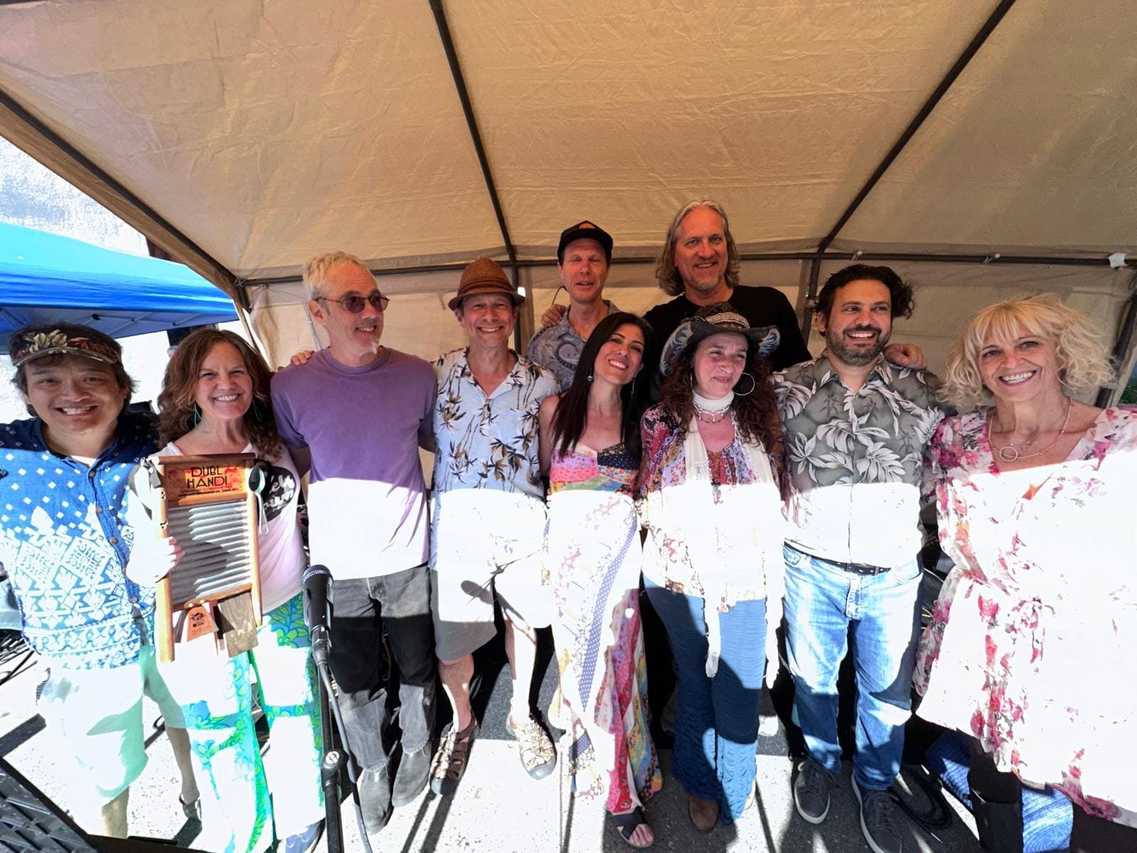 Enjoyus group photo at an outdoor event